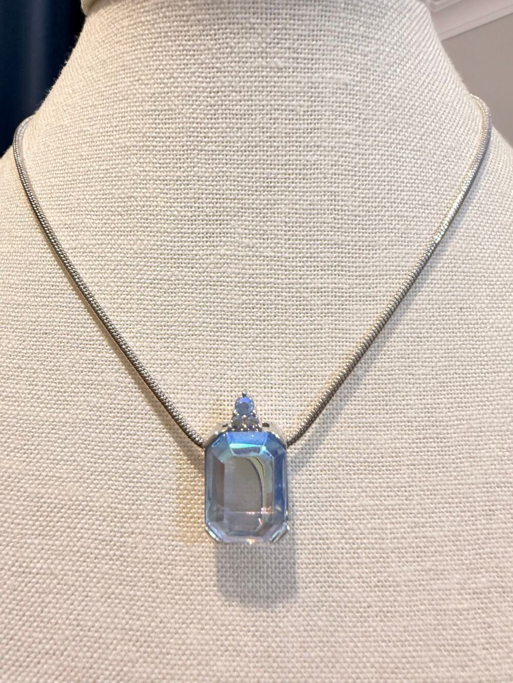 Silver Tone Aurora Crystal Pendant Necklace 16”